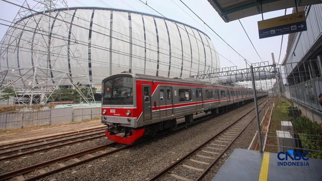 Perdana! Detik-detik KRL Berhenti di Stasiun JIS, Pramono Happy Banget