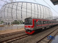 Rangkaian gerbong KRL Commuter Line tiba di Stasiun Jakarta International Stadium (JIS), Jakarta, Senin (22/6/2026). (CNBC Indonesia/Faisal Rahman)