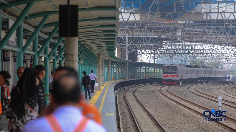 Rangkaian gerbong KRL Commuter Line tiba di Stasiun Jakarta International Stadium (JIS), Jakarta, Senin (22/6/2026).