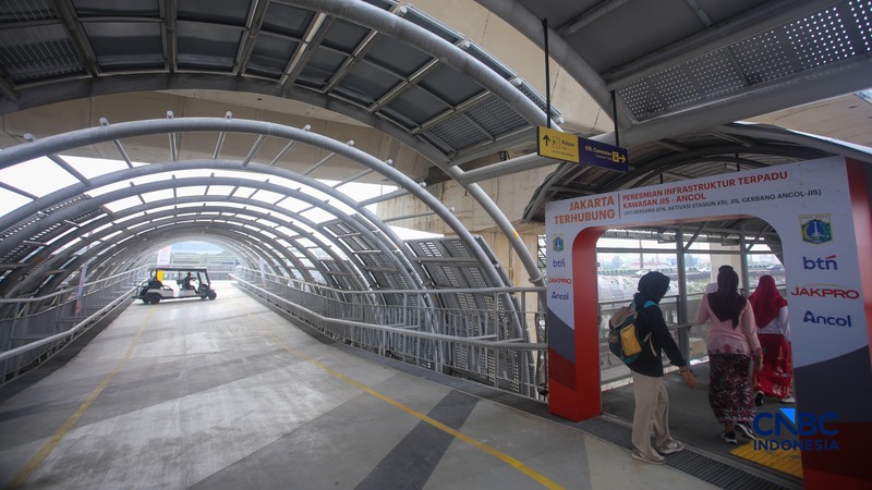 Rangkaian gerbong KRL Commuter Line tiba di Stasiun Jakarta International Stadium (JIS), Jakarta, Senin (22/6/2026). (CNBC Indonesia/Faisal Rahman)