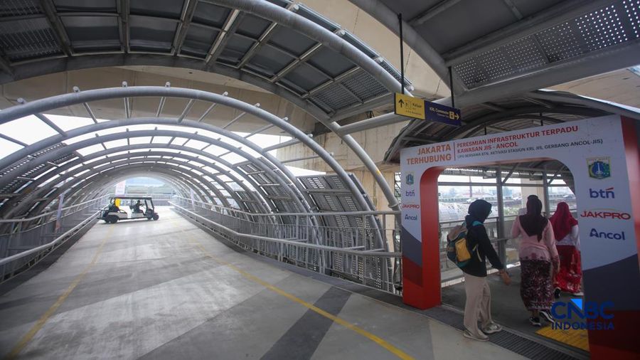Rangkaian gerbong KRL Commuter Line tiba di Stasiun Jakarta International Stadium (JIS), Jakarta, Senin (22/6/2026).