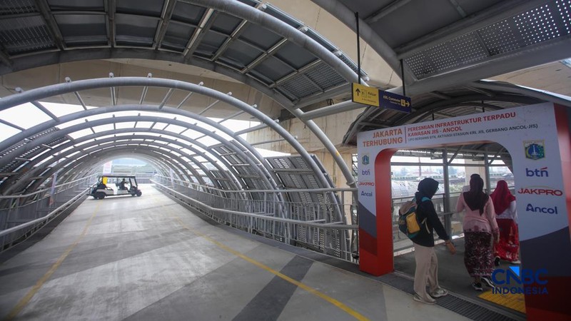 Rangkaian gerbong KRL Commuter Line tiba di Stasiun Jakarta International Stadium (JIS), Jakarta, Senin (22/6/2026).