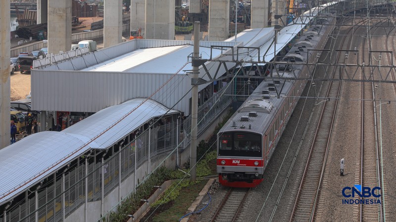 Rangkaian gerbong KRL Commuter Line tiba di Stasiun Jakarta International Stadium (JIS), Jakarta, Senin (22/6/2026). (CNBC Indonesia/Faisal Rahman)
