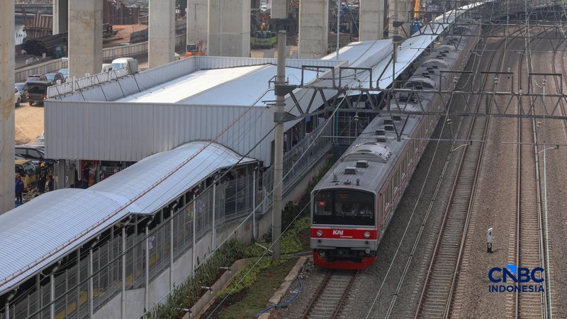 Rangkaian gerbong KRL Commuter Line tiba di Stasiun Jakarta International Stadium (JIS), Jakarta, Senin (22/6/2026).
