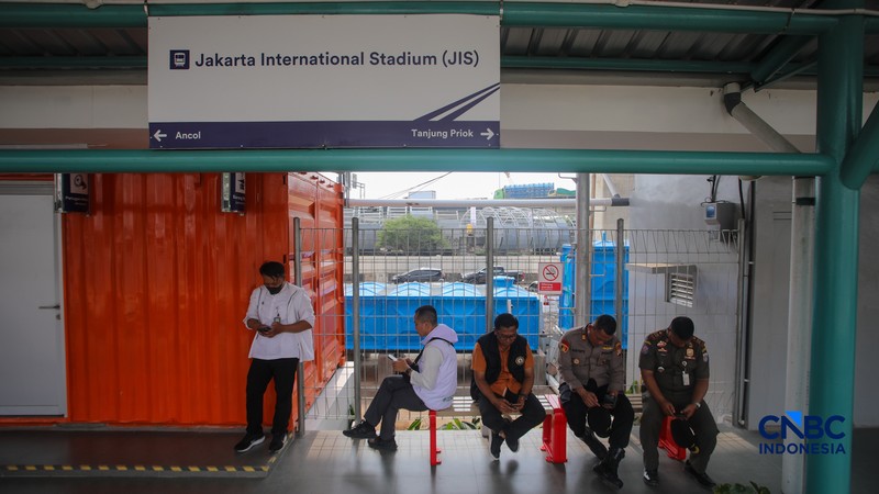 Rangkaian gerbong KRL Commuter Line tiba di Stasiun Jakarta International Stadium (JIS), Jakarta, Senin (22/6/2026). (CNBC Indonesia/Faisal Rahman)