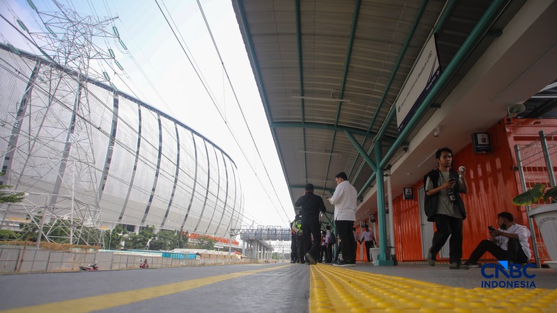 Rangkaian gerbong KRL Commuter Line tiba di Stasiun Jakarta International Stadium (JIS), Jakarta, Senin (22/6/2026). (CNBC Indonesia/Faisal Rahman)