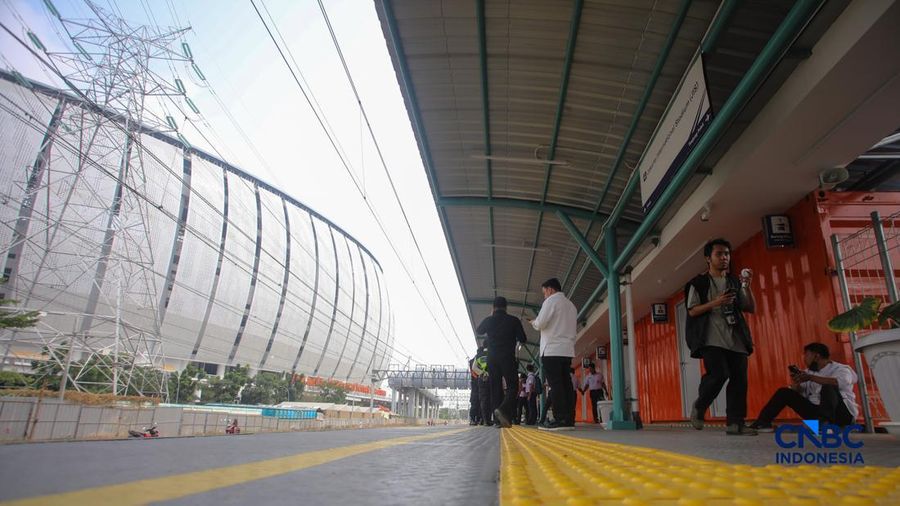 Rangkaian gerbong KRL Commuter Line tiba di Stasiun Jakarta International Stadium (JIS), Jakarta, Senin (22/6/2026).