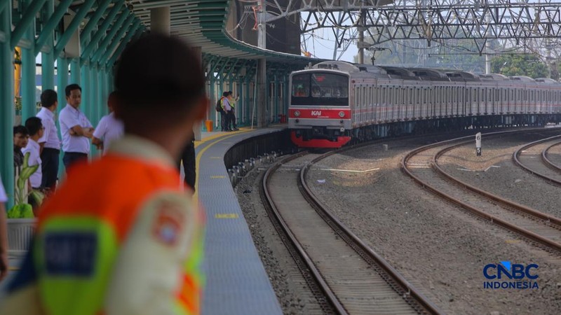 Rangkaian gerbong KRL Commuter Line tiba di Stasiun Jakarta International Stadium (JIS), Jakarta, Senin (22/6/2026).