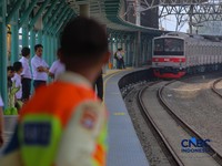 Rangkaian gerbong KRL Commuter Line tiba di Stasiun Jakarta International Stadium (JIS), Jakarta, Senin (22/6/2026). (CNBC Indonesia/Faisal Rahman)