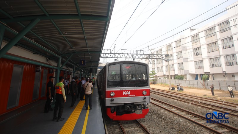 Rangkaian gerbong KRL Commuter Line tiba di Stasiun Jakarta International Stadium (JIS), Jakarta, Senin (22/6/2026). (CNBC Indonesia/Faisal Rahman)