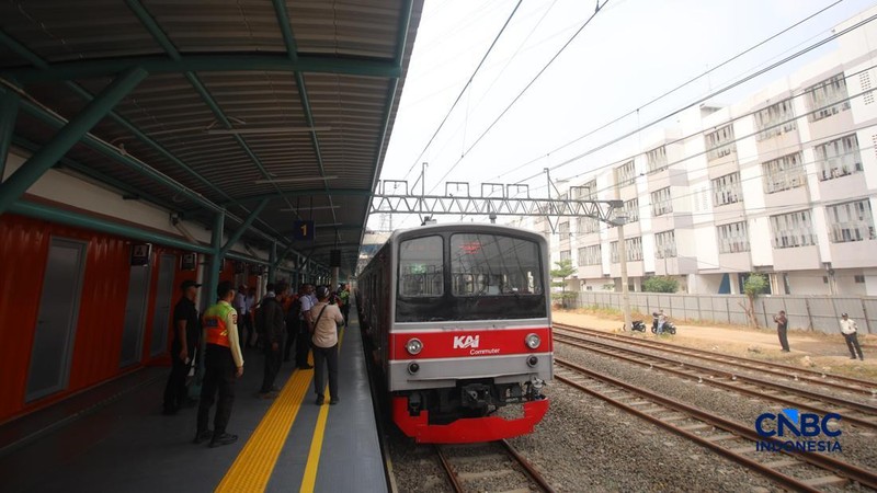 Rangkaian gerbong KRL Commuter Line tiba di Stasiun Jakarta International Stadium (JIS), Jakarta, Senin (22/6/2026).