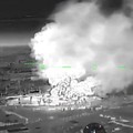Rekaman drone menunjukkan api dan asap mengepul dari gedung-gedung, yang menurut Presiden Ukraina Volodymyr Zelenskiy merupakan serangan terhadap depot minyak di kota Kerch, Krimea, dalam cuplikan layar dari video yang dirilis pada 21 Juni 2026. (Rob