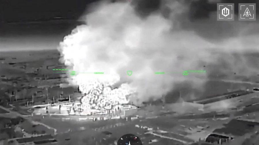 Rekaman drone menunjukkan api dan asap mengepul dari gedung-gedung, yang menurut Presiden Ukraina Volodymyr Zelenskiy merupakan serangan terhadap depot minyak di kota Kerch, Krimea, dalam cuplikan layar dari video yang dirilis pada 21 Juni 2026.