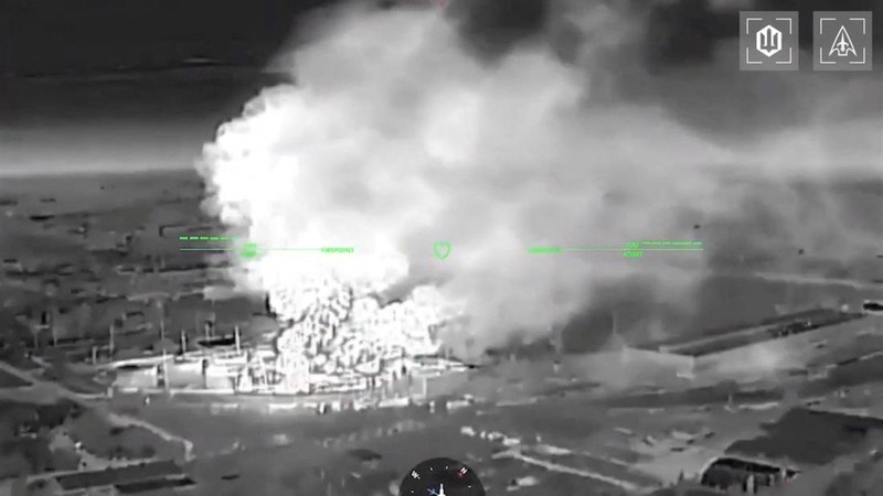 Rekaman drone menunjukkan api dan asap mengepul dari gedung-gedung, yang menurut Presiden Ukraina Volodymyr Zelenskiy merupakan serangan terhadap depot minyak di kota Kerch, Krimea, dalam cuplikan layar dari video yang dirilis pada 21 Juni 2026.