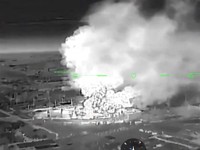 Rekaman drone menunjukkan api dan asap mengepul dari gedung-gedung, yang menurut Presiden Ukraina Volodymyr Zelenskiy merupakan serangan terhadap depot minyak di kota Kerch, Krimea, dalam cuplikan layar dari video yang dirilis pada 21 Juni 2026. (Rob