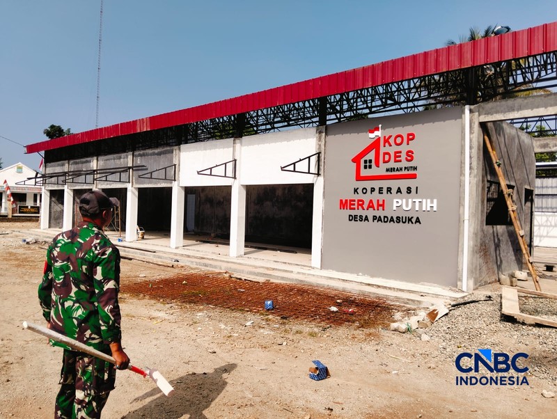 Salah satu program prioritas pemerintahan Prabowo-Gibran adalah Koperasi Desa/Kelurahan Merah Putih (KDMP) terus dipercepat pengerjaan fisiknya. Di salah satu desa terpencil di Jawa Barat Selatan, Desa Padasuka, Kecamatan Cibinong, progres fisik sudah tahap finisihing. (CNBC Indonesia/Suhendra)
