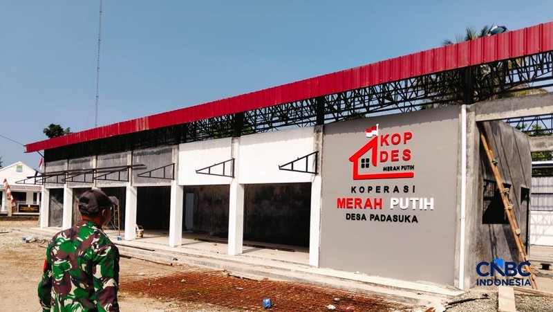 Salah satu program prioritas pemerintahan Prabowo-Gibran adalah Koperasi Desa/Kelurahan Merah Putih (KDMP) terus dipercepat pengerjaan fisiknya. Di salah satu desa terpencil di Jawa Barat Selatan, Desa Padasuka, Kecamatan Cibinong, progres fisik suda
