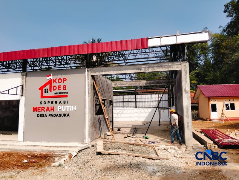Salah satu program prioritas pemerintahan Prabowo-Gibran adalah Koperasi Desa/Kelurahan Merah Putih (KDMP) terus dipercepat pengerjaan fisiknya. Di salah satu desa terpencil di Jawa Barat Selatan, Desa Padasuka, Kecamatan Cibinong, progres fisik sudah tahap finisihing. (CNBC Indonesia/Suhendra)