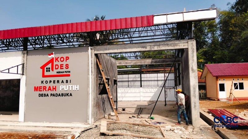 Salah satu program prioritas pemerintahan Prabowo-Gibran adalah Koperasi Desa/Kelurahan Merah Putih (KDMP) terus dipercepat pengerjaan fisiknya. Di salah satu desa terpencil di Jawa Barat Selatan, Desa Padasuka, Kecamatan Cibinong, progres fisik suda