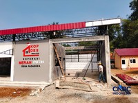 Salah satu program prioritas pemerintahan Prabowo-Gibran adalah Koperasi Desa/Kelurahan Merah Putih (KDMP) terus dipercepat pengerjaan fisiknya. Di salah satu desa terpencil di Jawa Barat Selatan, Desa Padasuka, Kecamatan Cibinong, progres fisik suda