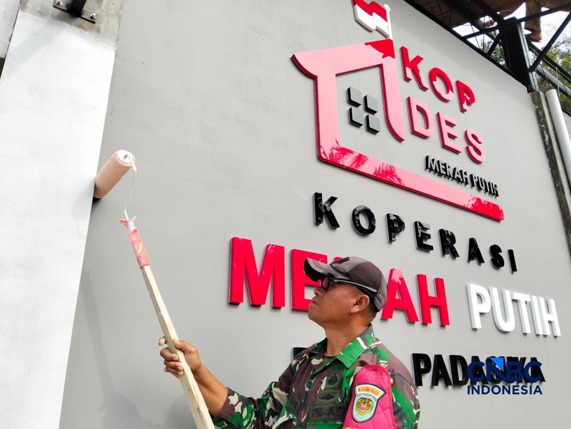 Salah satu program prioritas pemerintahan Prabowo-Gibran adalah Koperasi Desa/Kelurahan Merah Putih (KDMP) terus dipercepat pengerjaan fisiknya. Di salah satu desa terpencil di Jawa Barat Selatan, Desa Padasuka, Kecamatan Cibinong, progres fisik sudah tahap finisihing. (CNBC Indonesia/Suhendra)