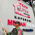 Salah satu program prioritas pemerintahan Prabowo-Gibran adalah Koperasi Desa/Kelurahan Merah Putih (KDMP) terus dipercepat pengerjaan fisiknya. Di salah satu desa terpencil di Jawa Barat Selatan, Desa Padasuka, Kecamatan Cibinong, progres fisik suda