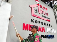 Salah satu program prioritas pemerintahan Prabowo-Gibran adalah Koperasi Desa/Kelurahan Merah Putih (KDMP) terus dipercepat pengerjaan fisiknya. Di salah satu desa terpencil di Jawa Barat Selatan, Desa Padasuka, Kecamatan Cibinong, progres fisik suda
