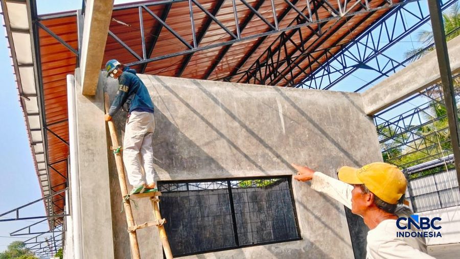 Salah satu program prioritas pemerintahan Prabowo-Gibran adalah Koperasi Desa/Kelurahan Merah Putih (KDMP) terus dipercepat pengerjaan fisiknya. Di salah satu desa terpencil di Jawa Barat Selatan, Desa Padasuka, Kecamatan Cibinong, progres fisik suda