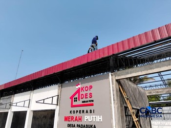 Salah satu program prioritas pemerintahan Prabowo-Gibran adalah Koperasi Desa/Kelurahan Merah Putih (KDMP) terus dipercepat pengerjaan fisiknya. Di salah satu desa terpencil di Jawa Barat Selatan, Desa Padasuka, Kecamatan Cibinong, progres fisik suda