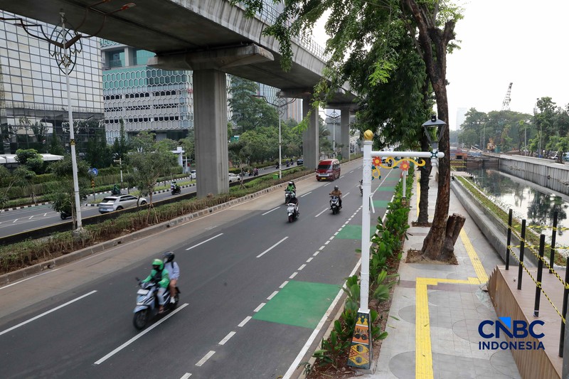 Sejumlah warga melintas di fasilitas baru di jalur pedestrian kawasan Setiabudi, Kuningan, Jakarta, pada Senin (22/6/2026). (CNBC Indonesia/Muhammad Sabki)
