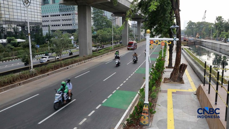 Sejumlah warga melintas di fasilitas baru di jalur pedestrian kawasan Setiabudi, Kuningan, Jakarta, pada Senin (22/6/2026).