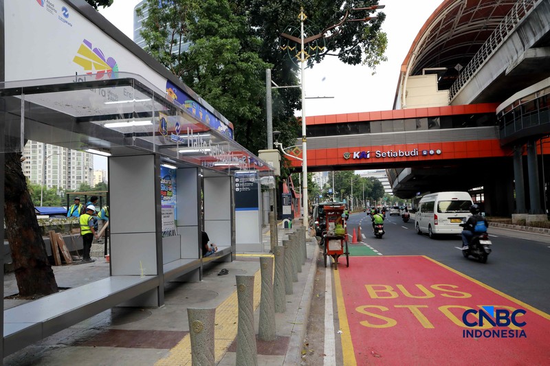 Sejumlah warga melintas di fasilitas baru di jalur pedestrian kawasan Setiabudi, Kuningan, Jakarta, pada Senin (22/6/2026). (CNBC Indonesia/Muhammad Sabki)