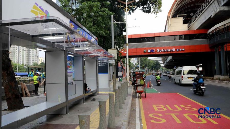 Sejumlah warga melintas di fasilitas baru di jalur pedestrian kawasan Setiabudi, Kuningan, Jakarta, pada Senin (22/6/2026). (CNBC Indonesia/Muhammad Sabki)
