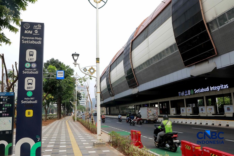 Sejumlah warga melintas di fasilitas baru di jalur pedestrian kawasan Setiabudi, Kuningan, Jakarta, pada Senin (22/6/2026). (CNBC Indonesia/Muhammad Sabki)