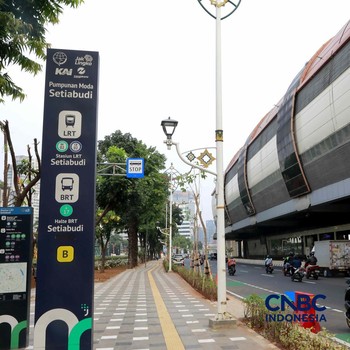 Sejumlah warga melintas di fasilitas baru di jalur pedestrian kawasan Setiabudi, Kuningan, Jakarta, pada Senin (22/6/2026). (CNBC Indonesia/Muhammad Sabki)