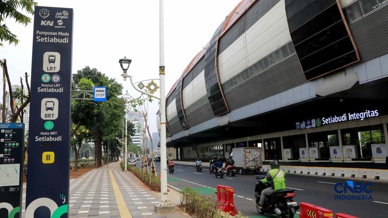 Sejumlah warga melintas di fasilitas baru di jalur pedestrian kawasan Setiabudi, Kuningan, Jakarta, pada Senin (22/6/2026).