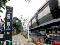 Sejumlah warga melintas di fasilitas baru di jalur pedestrian kawasan Setiabudi, Kuningan, Jakarta, pada Senin (22/6/2026). (CNBC Indonesia/Muhammad Sabki)