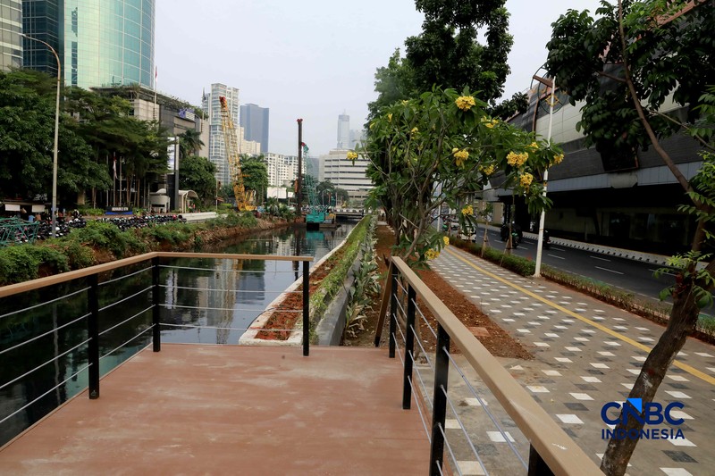 Sejumlah warga melintas di fasilitas baru di jalur pedestrian kawasan Setiabudi, Kuningan, Jakarta, pada Senin (22/6/2026). (CNBC Indonesia/Muhammad Sabki)