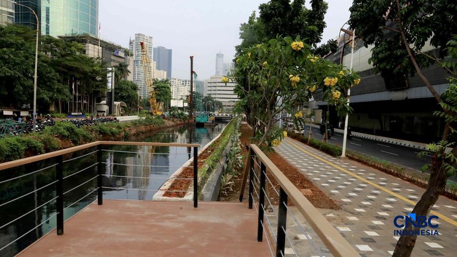 Sejumlah warga melintas di fasilitas baru di jalur pedestrian kawasan Setiabudi, Kuningan, Jakarta, pada Senin (22/6/2026).