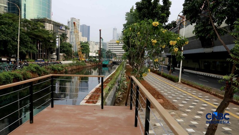 Sejumlah warga melintas di fasilitas baru di jalur pedestrian kawasan Setiabudi, Kuningan, Jakarta, pada Senin (22/6/2026).