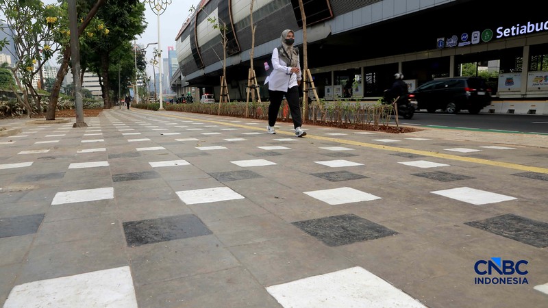 Sejumlah warga melintas di fasilitas baru di jalur pedestrian kawasan Setiabudi, Kuningan, Jakarta, pada Senin (22/6/2026). (CNBC Indonesia/Muhammad Sabki)