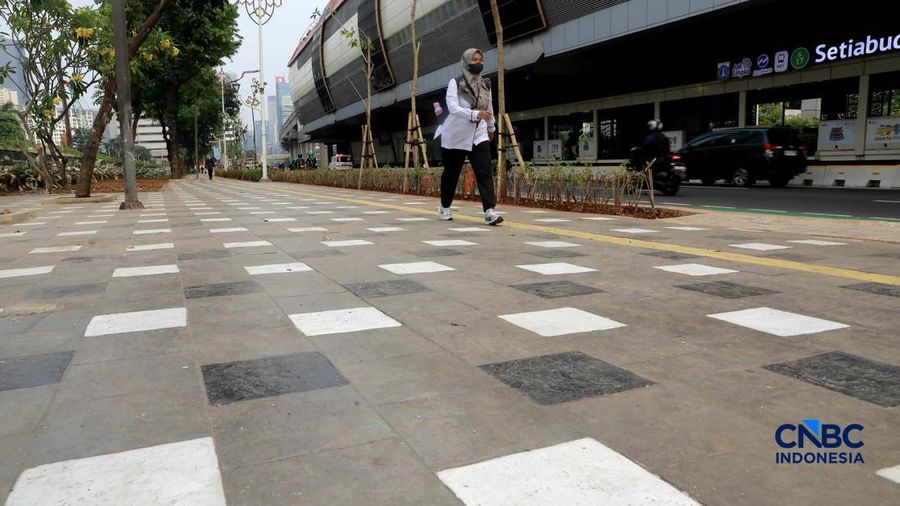 Sejumlah warga melintas di fasilitas baru di jalur pedestrian kawasan Setiabudi, Kuningan, Jakarta, pada Senin (22/6/2026). (CNBC Indonesia/Muhammad Sabki)