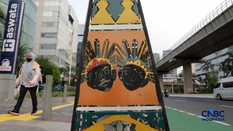 Sejumlah warga melintas di fasilitas baru di jalur pedestrian kawasan Setiabudi, Kuningan, Jakarta, pada Senin (22/6/2026). (CNBC Indonesia/Muhammad Sabki)