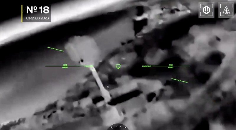 Citra satelit menunjukkan api dan asap yang mengepul dari tangki minyak, setelah apa yang dikatakan Presiden Ukraina Volodymyr Zelensky sebagai serangan terhadap depot minyak di kota Kerch, Krimea, 21 Juni 2026. (Vantor/Handout via REUTERS)