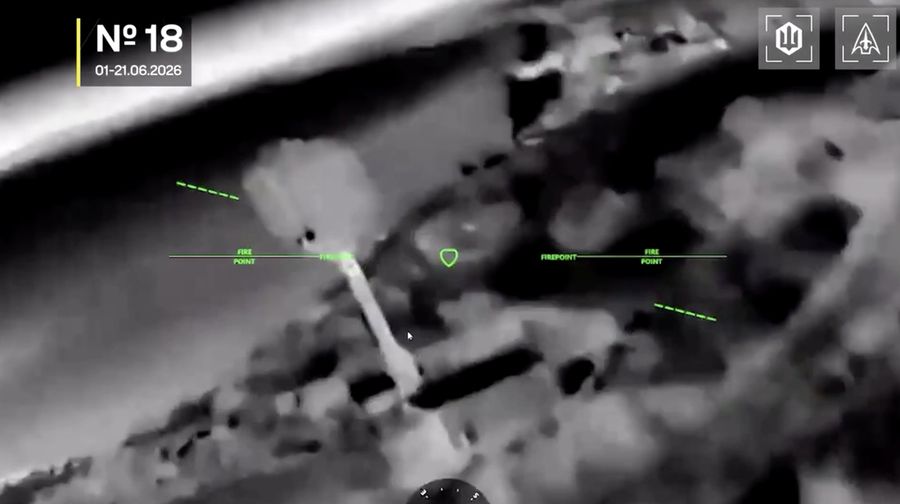 Serangan drone Ukraina kembali mengguncang wilayah yang dikuasai Rusia, dengan sasaran fasilitas energi dan transportasi di Krimea dan wilayah selatan Rusia. Citra satelit menunjukkan tangki penyimpanan di Kerch, Krimea, mengalami kerusakan signifikan setelah dihantam serangan pada Minggu (21/6/2026).