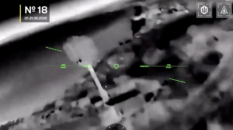 Serangan drone Ukraina kembali mengguncang wilayah yang dikuasai Rusia, dengan sasaran fasilitas energi dan transportasi di Krimea dan wilayah selatan Rusia. Citra satelit menunjukkan tangki penyimpanan di Kerch, Krimea, mengalami kerusakan signifikan setelah dihantam serangan pada Minggu (21/6/2026).