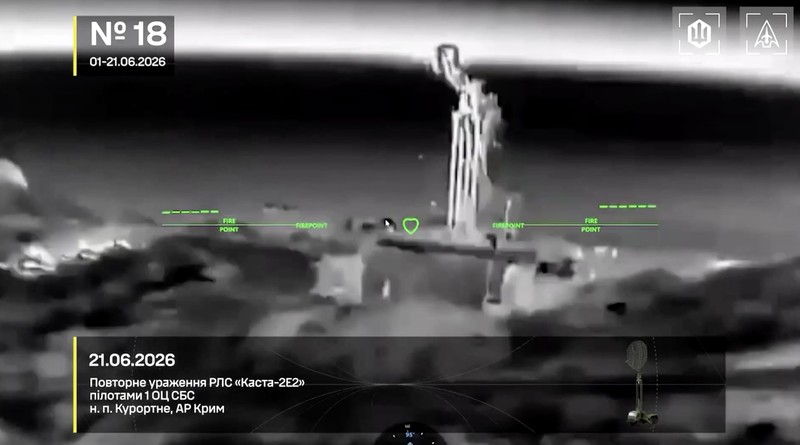 Citra satelit menunjukkan api dan asap yang mengepul dari tangki minyak, setelah apa yang dikatakan Presiden Ukraina Volodymyr Zelensky sebagai serangan terhadap depot minyak di kota Kerch, Krimea, 21 Juni 2026. (Vantor/Handout via REUTERS)