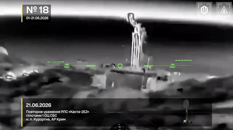 Serangan drone Ukraina kembali mengguncang wilayah yang dikuasai Rusia, dengan sasaran fasilitas energi dan transportasi di Krimea dan wilayah selatan Rusia. Citra satelit menunjukkan tangki penyimpanan di Kerch, Krimea, mengalami kerusakan signifikan setelah dihantam serangan pada Minggu (21/6/2026).