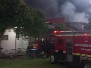Sudah 9 Jam Kebakaran Pabrik Sandal di Tangerang Belum Padam, Damkar Berjibaku
