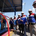 Wakil Menteri ESDM Yuliot Tanjung (tengah) didampingi Direktur Utama PGN Arief K. Risdianto dan Direktur Strategi dan Pengembangan Bisnis PGN Mirza Mahendra, berinteraksi dengan pelanggan jargas CNG di Sleman, Yogyakarta (19/6). (Dok. PT PGN (Persero